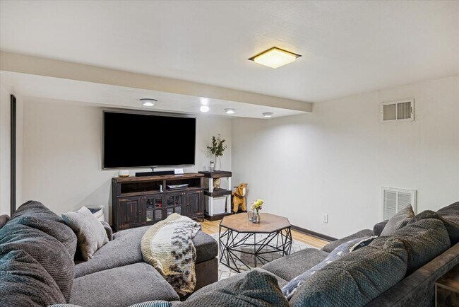 Building Photo - 6407 Lynn Ln