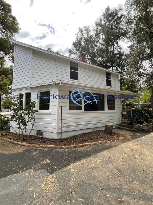 Building Photo - Charming 3 Bedroom House in East Alpine