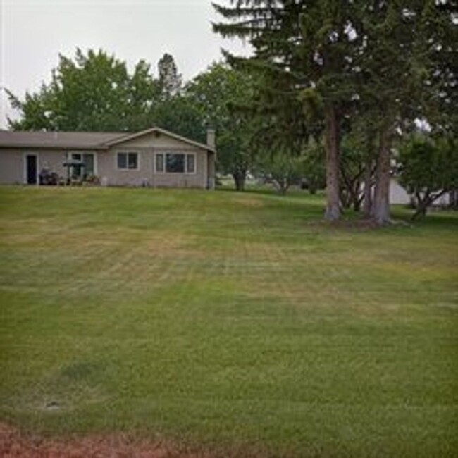 Building Photo - Beautiful Lakeside Home