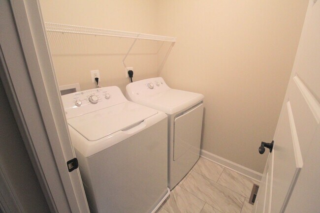 Building Photo - 3 level town home in popular Congers Creek...