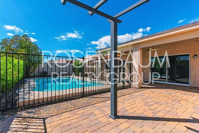 Building Photo - Gorgeous 3-bedrooms, 2-baths home in the d...