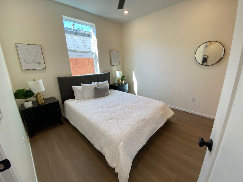 Building Photo - 3042-3044 J St