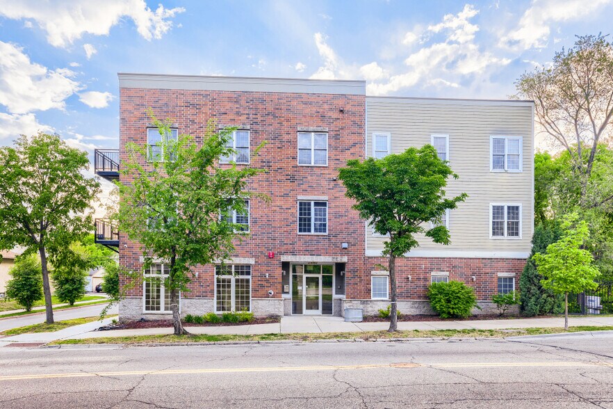 Building Photo - 2850 Cedar Ave S