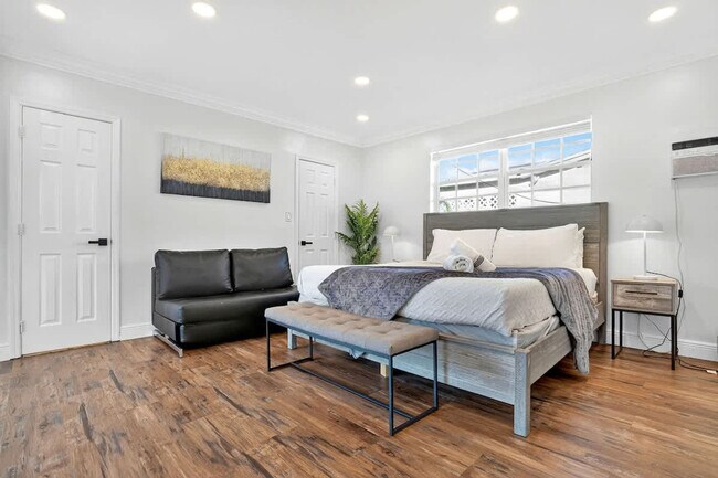 Building Photo - 2365 NE 195th St