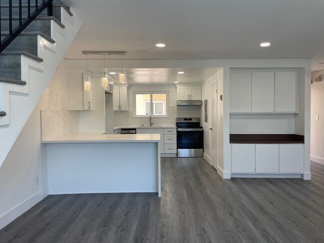 Building Photo - 323 S Broadway