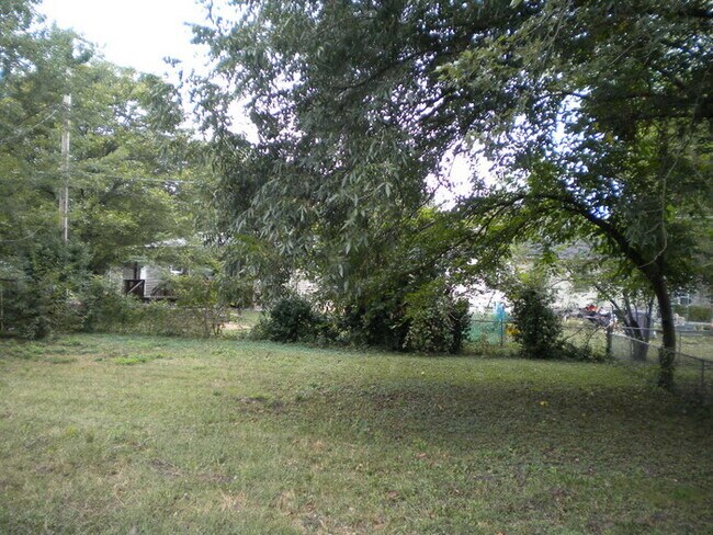 Building Photo - Pet Friendly 3 bedroom, 1 bath