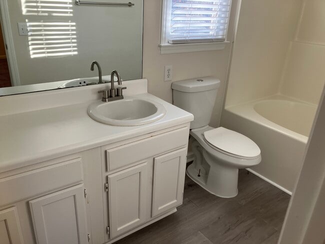 Building Photo - 3008 Isabella Dr