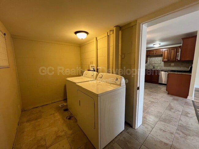 Building Photo - 37 Tonset Ct