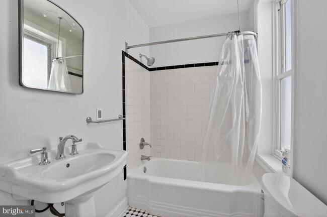 Building Photo - 1910 N Howard St