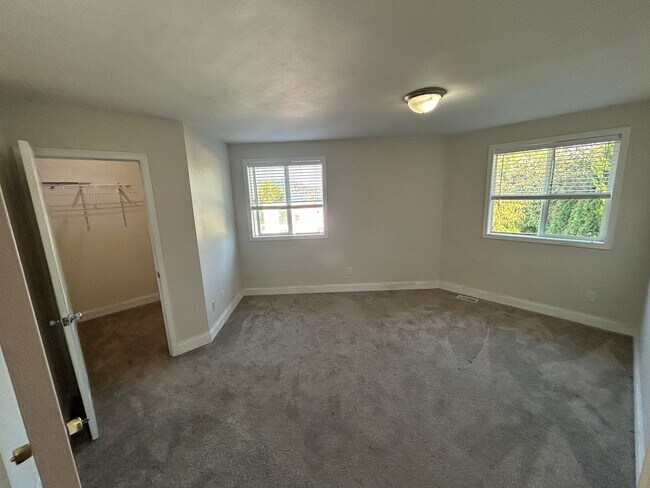 Building Photo - 3 bed/ 2 bath Two Story House overlooking ...