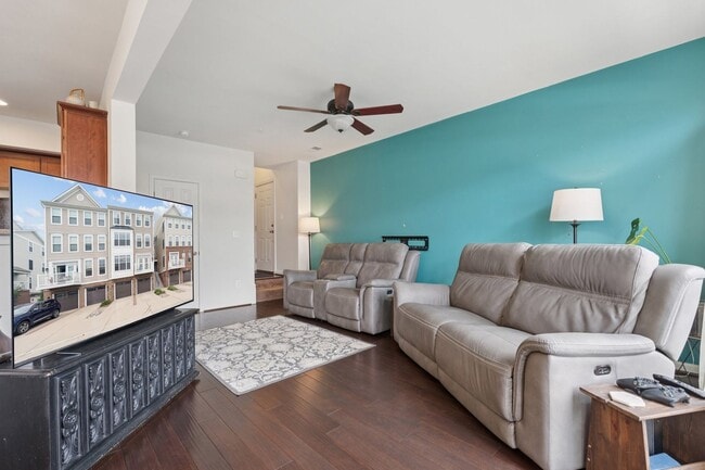 Building Photo - 42227 Canary Grass Square