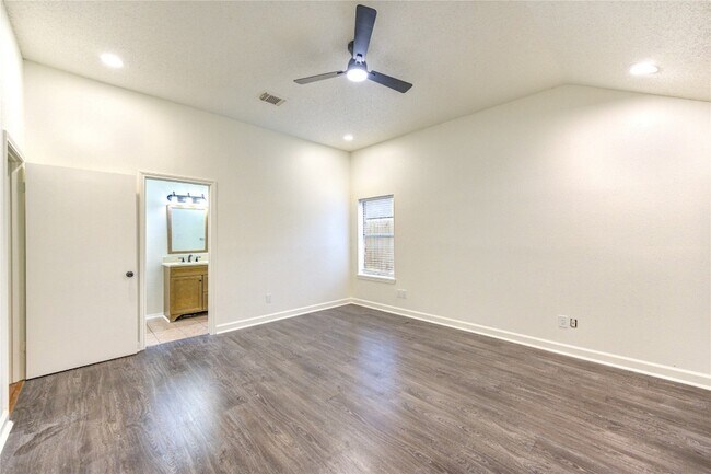 Building Photo - 16830 Scenic Gardens Dr