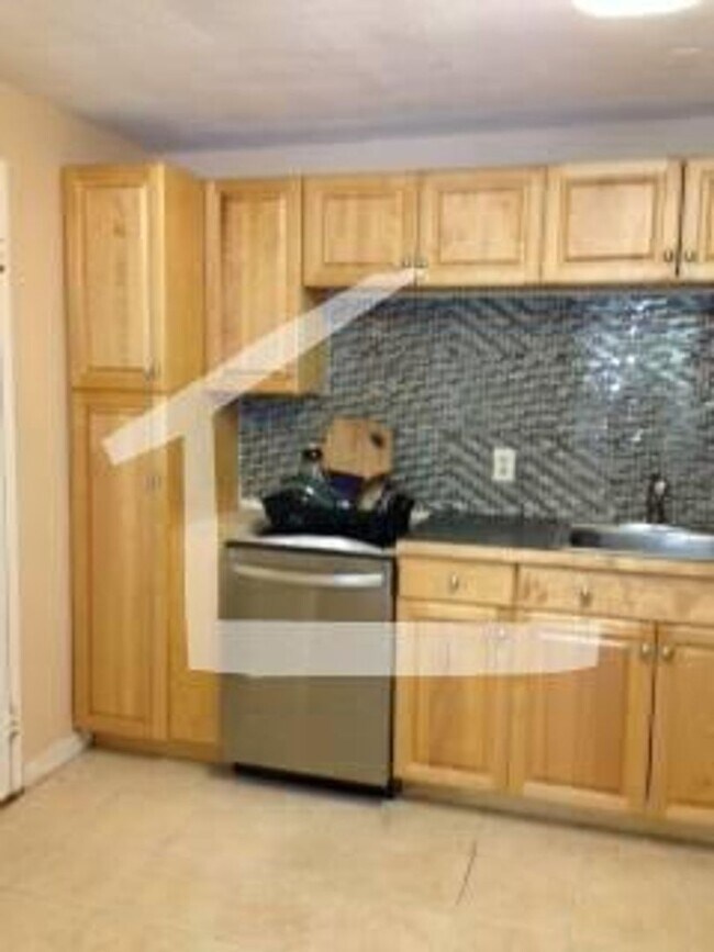 Building Photo - Modern 2 Bed on Gorgeous Brookline St. Heat and Hot Water Included.  No fee! Parking Available