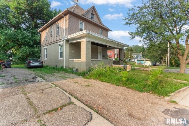 Building Photo - 1301 W Parkside Dr