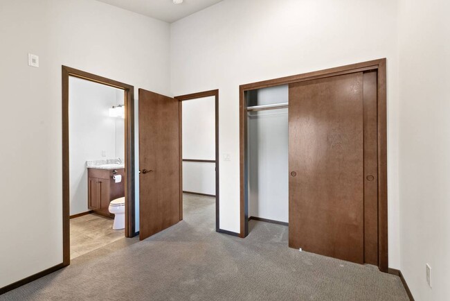 Building Photo - 186 Madrona Way NE
