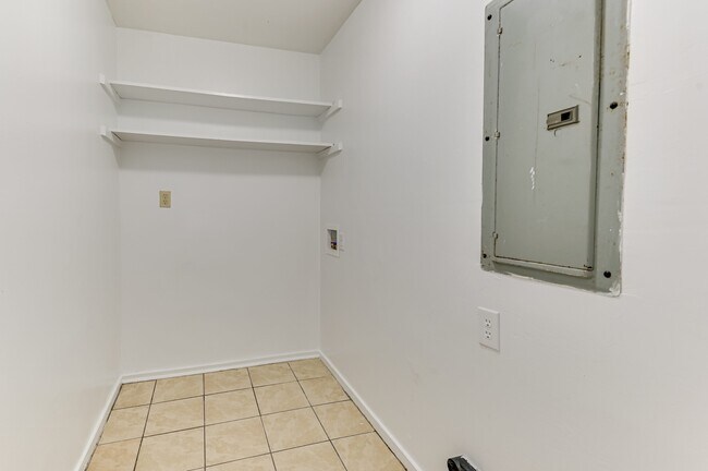 Building Photo - 2446 Young Dr