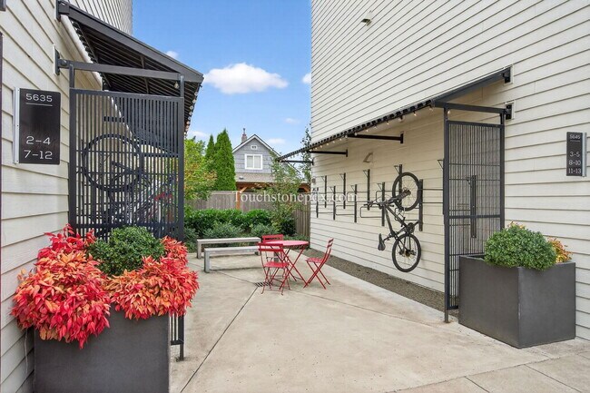 Building Photo - 5635 NE Glisan St