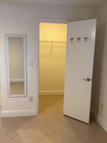 Building Photo - 1215 Crystal Way