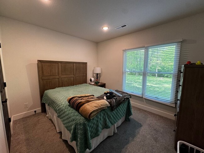 Building Photo - 5 Bed 4 Bath Home fenced yard