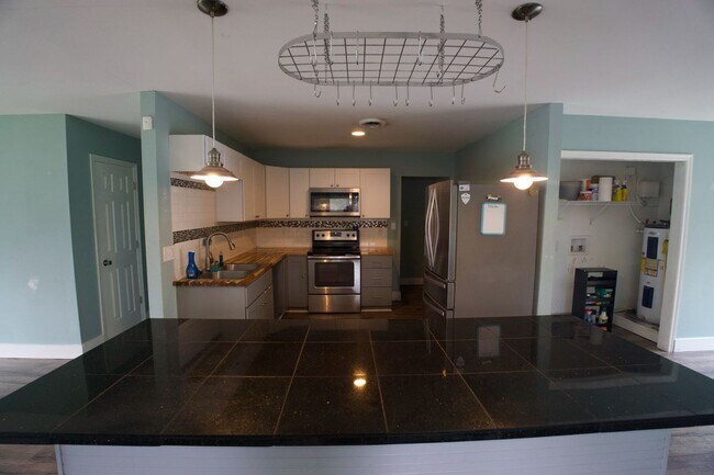 Building Photo - 200 N Willow Ln