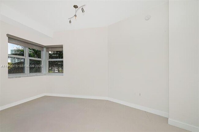 Building Photo - 20000 E Country Club Dr