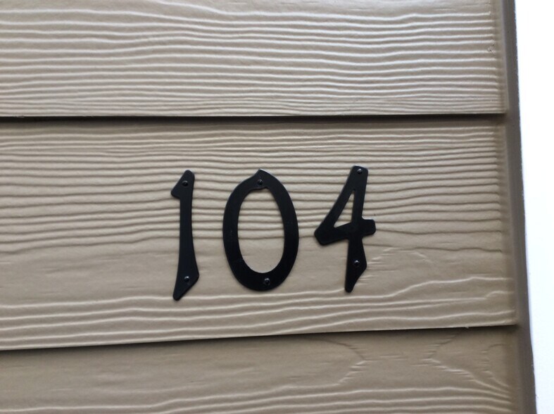 Building Photo - 909 W 4th Ave