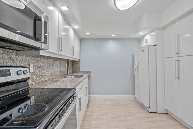 Building Photo - 2049 S Ocean Dr