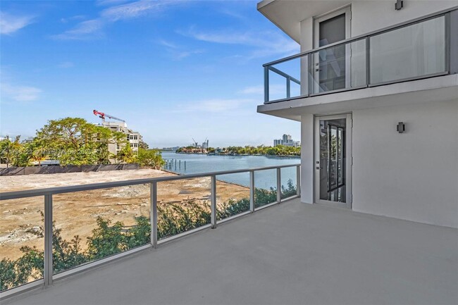 Building Photo - 9901 E Bay Harbor Dr