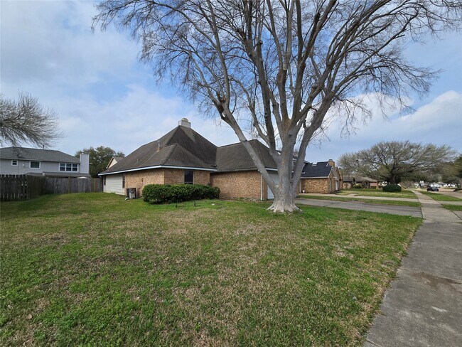 Building Photo - 1818 Pine Hollow Dr