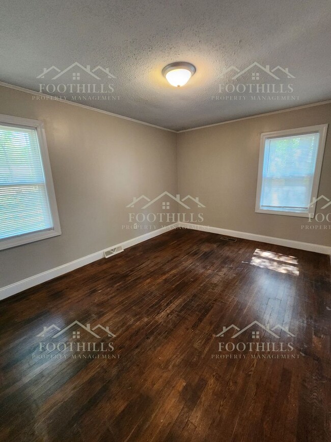 Building Photo - Charming 3-Bed Brick Rental Near Schools &...