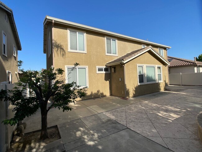 Building Photo - Oxnard 4 Bedroom 3 Full Bathroom 2-Story Home