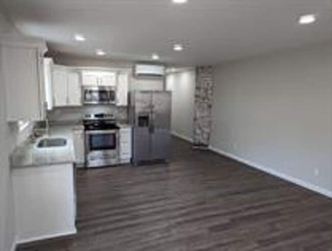 Building Photo - 2/1 Available Now Conveniently Located In ...