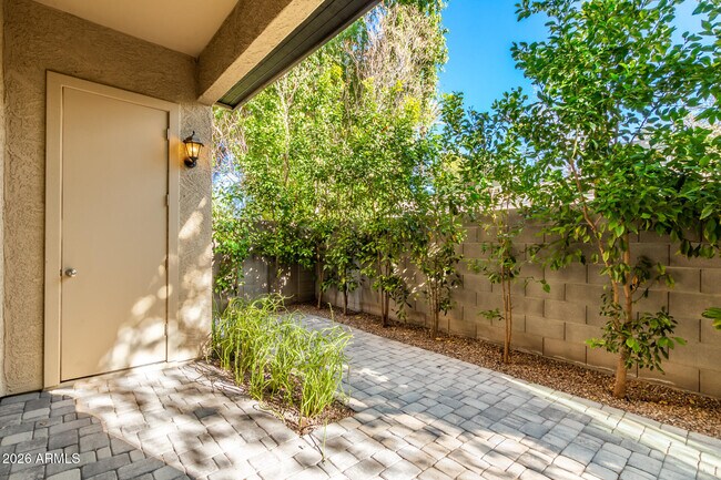 Building Photo - 3059 N 33rd Pl