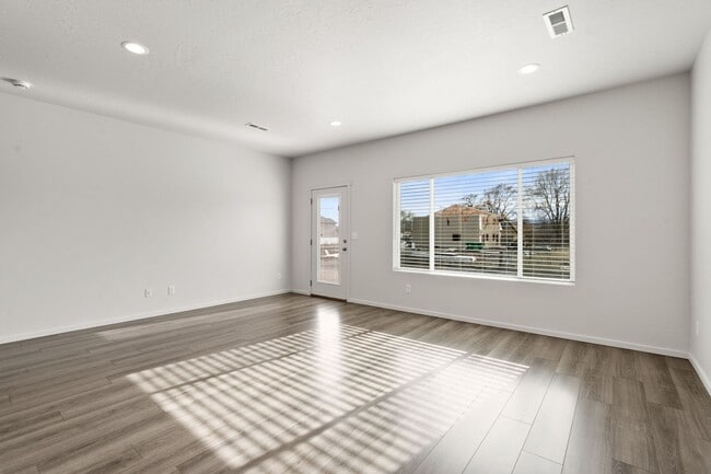 Building Photo - 4808-4810 E Fairview Ave