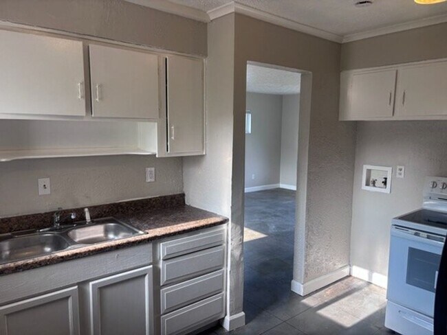 Building Photo - 2377 Hanna Dr