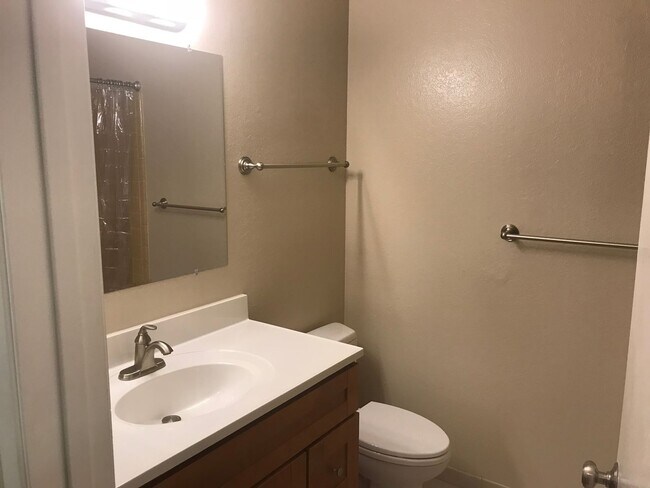 Building Photo - Available NOW! 2 Bedroom Condominium with ...