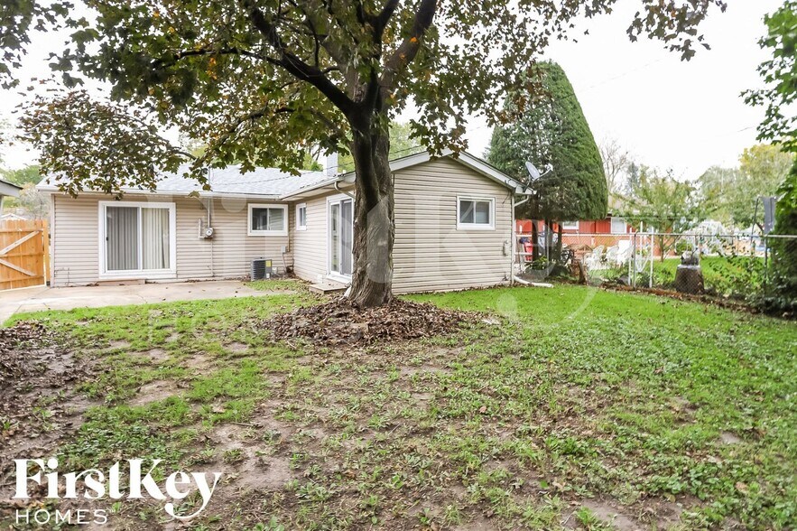 Building Photo - 17 Fir St