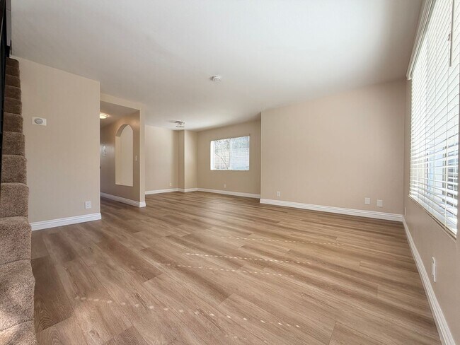 Building Photo - Beautiful End-Unit Townhome 2 bedroom and 1.5 bath