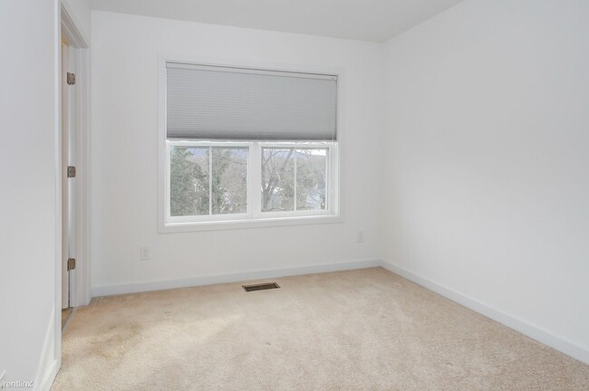 Building Photo - 4 br, 3.5 bath House - 866 Estes St