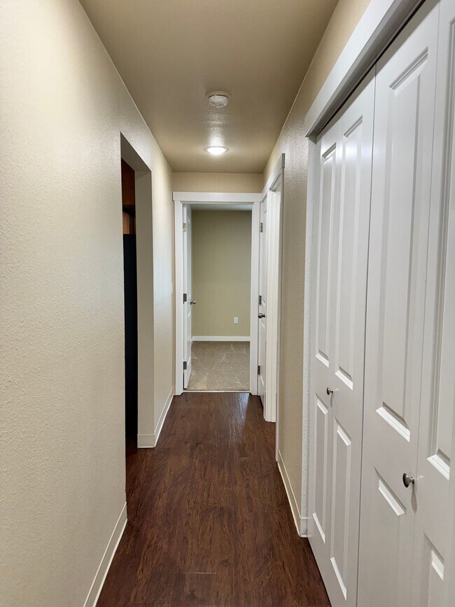 Building Photo - Spacious Updated 2 Bedroom Apartment in Tacoma-NEW CARPET, W/D, Reserved Parking Space!