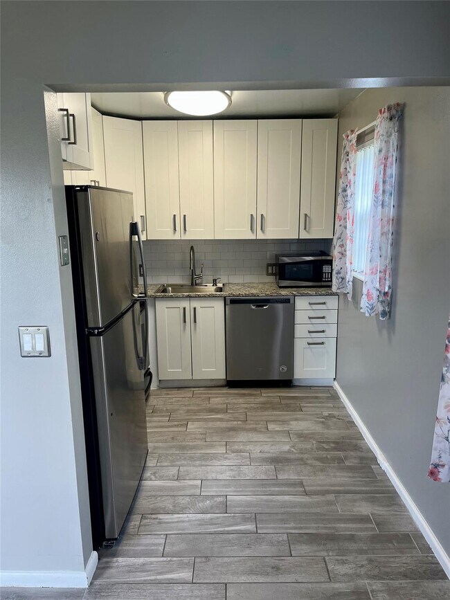 Building Photo - 144 Mansfield D