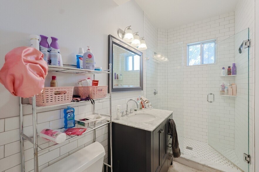 Building Photo - 39 Chester St