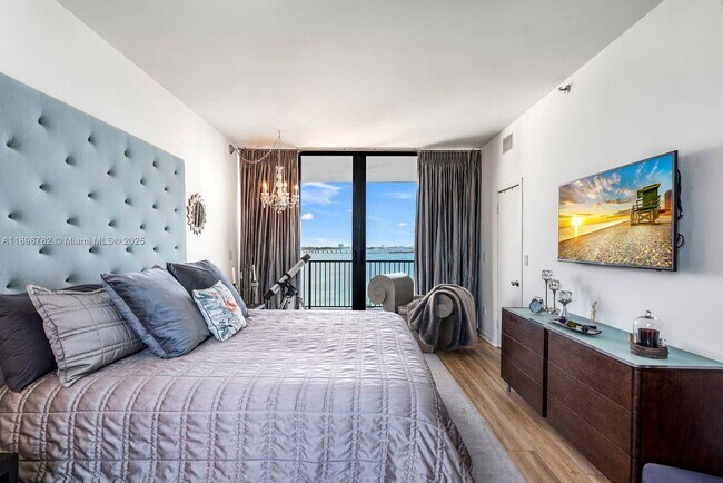 Building Photo - 1000 Venetian Way