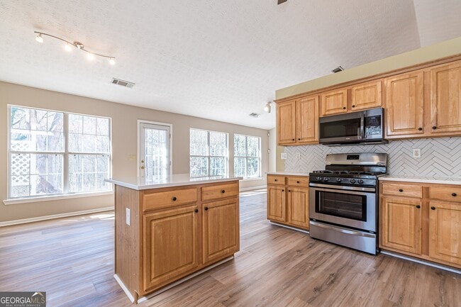Building Photo - 5755 Lakeview Cir