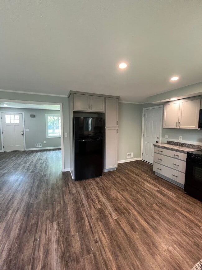 Building Photo - 41 Capri Dr