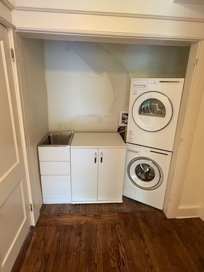 Building Photo - *DREAM LOCATION* 6BR Completely Renovated Duplex