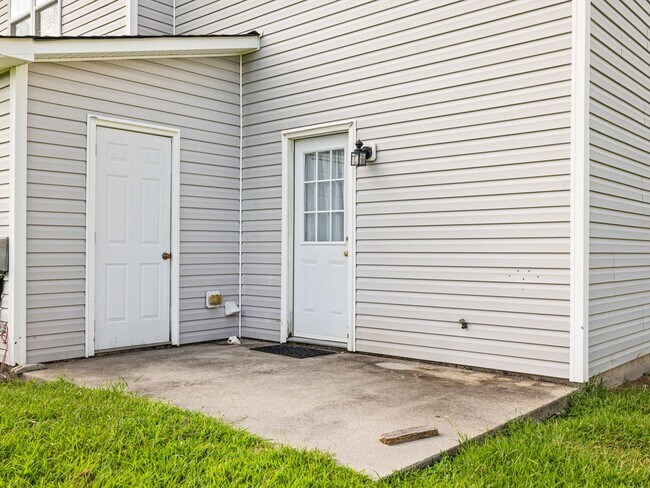 Building Photo - 210 Bridgewood Dr