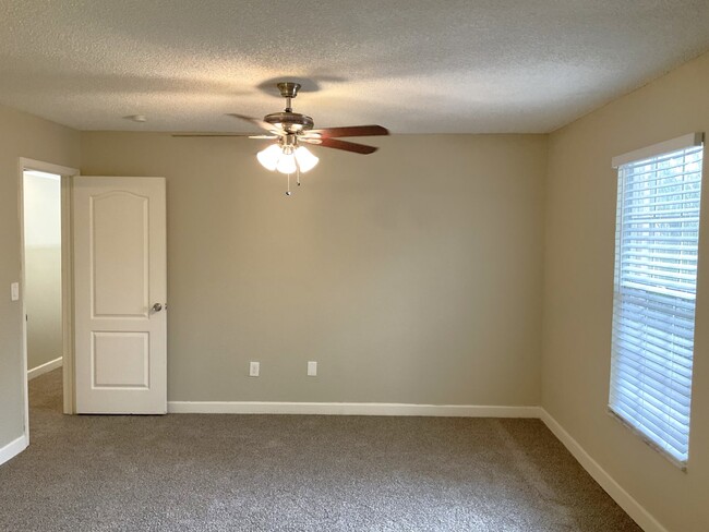 Building Photo - 3733 Lancewood Dr