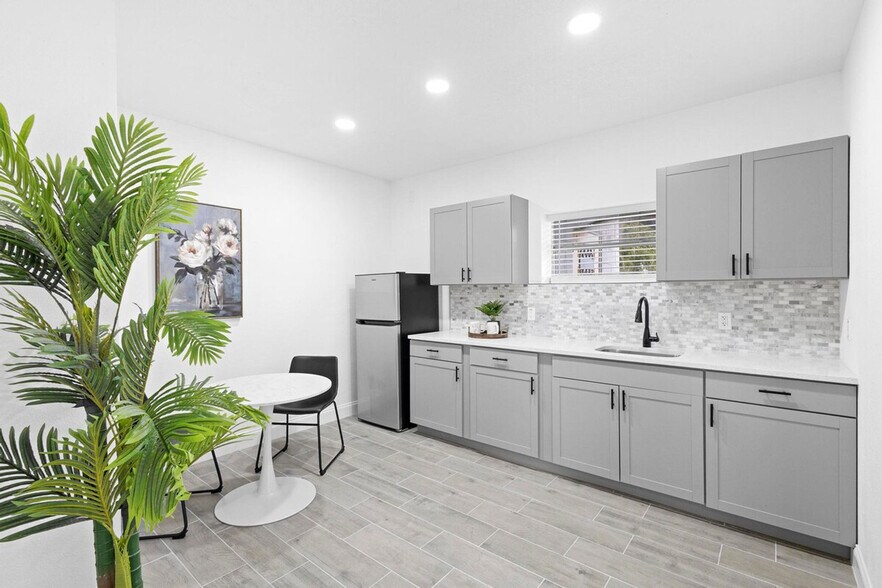 Building Photo - 1882 Lake St