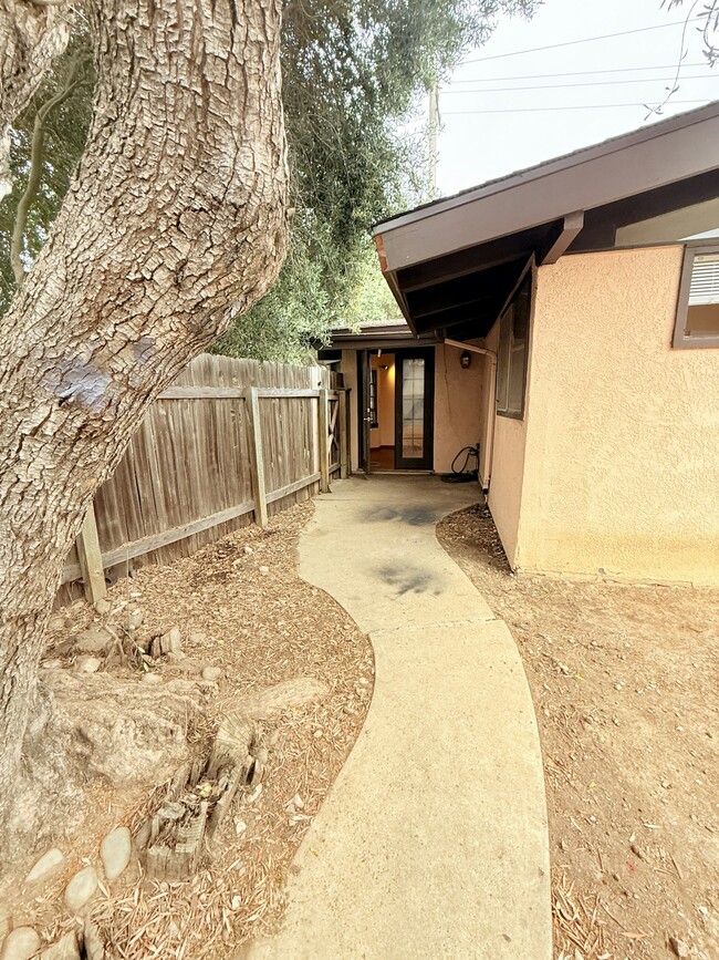 Building Photo - 401 N Lupine St